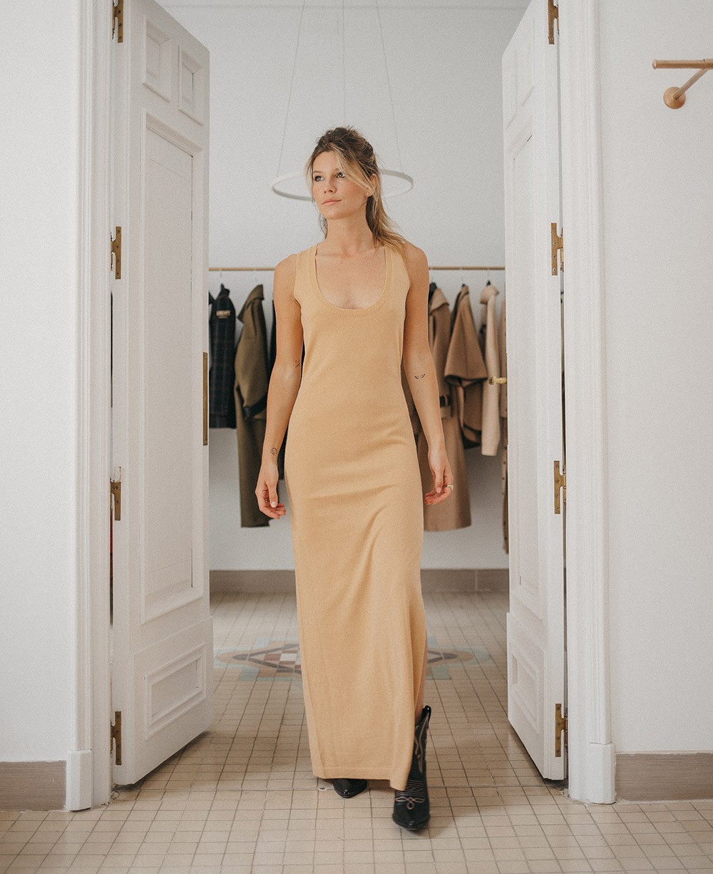 VESTIDO DE PUNTO LARGO CAMEL